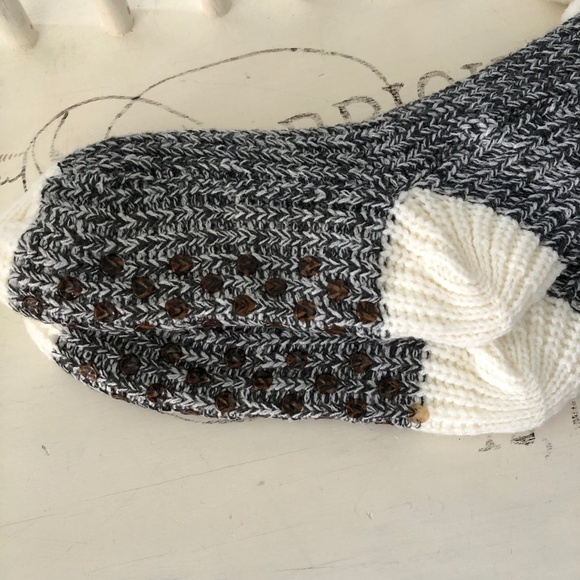 SLIPPER Socks, Fleece Lined, Silicone Non Slip Grips, Size 9-11, New With Tags - Picture 3 of 5